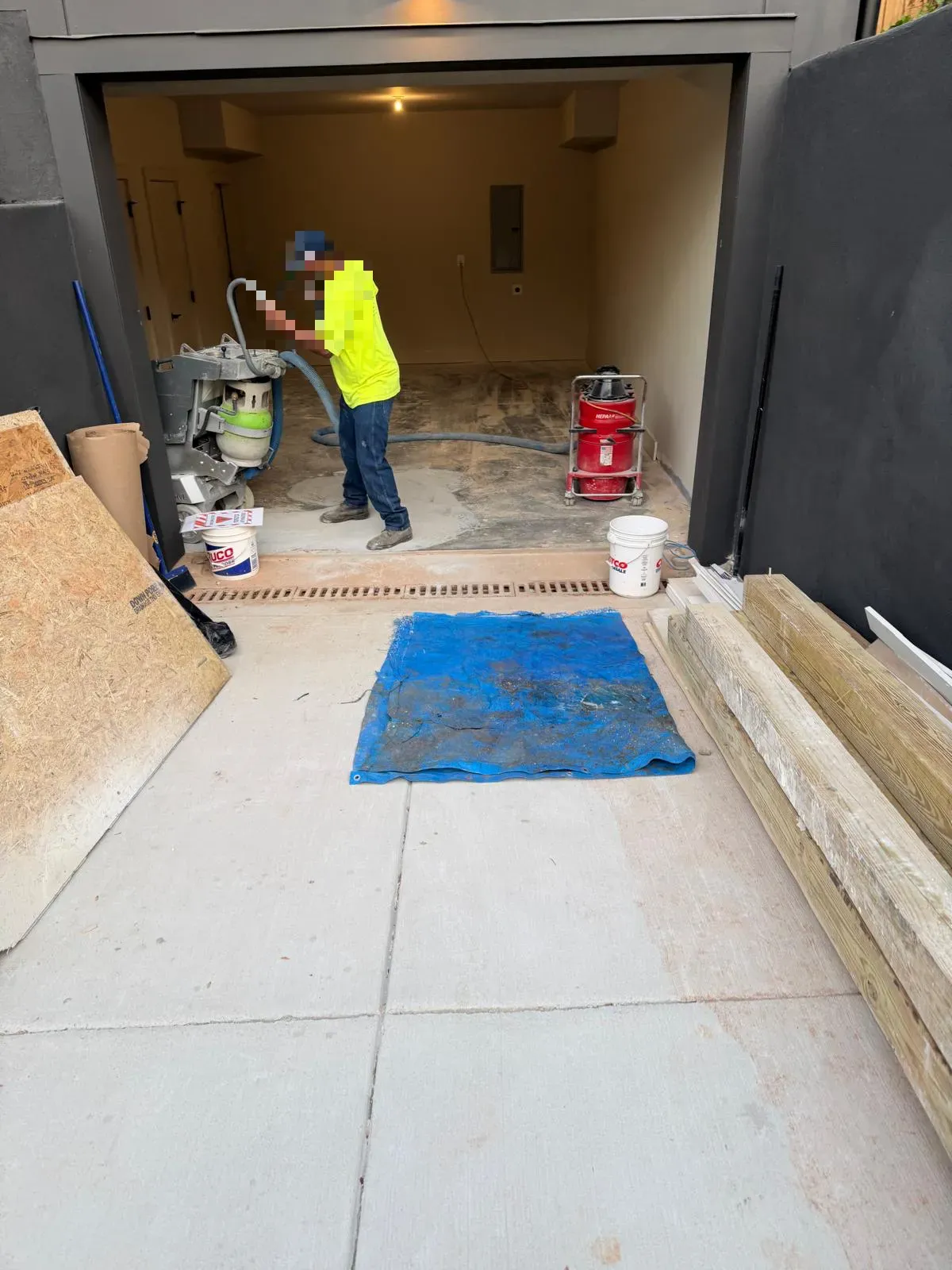 Diamond grinding a concrete floor